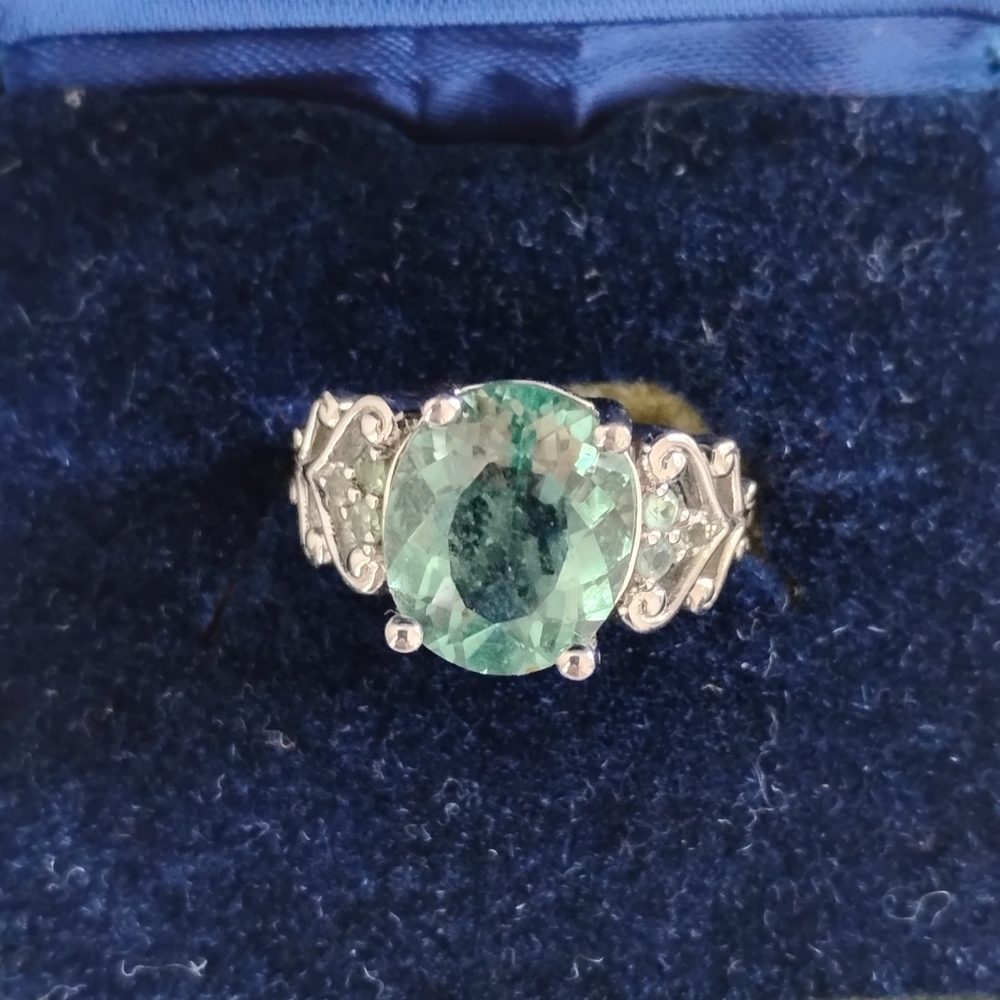 Elegant Silver and Green Gemstone Ring